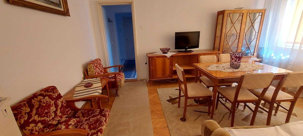 Ofer spre vânzare un apartament semidecomandat, situat la etajul 3 al unui bloc din Turda, județul Cluj.