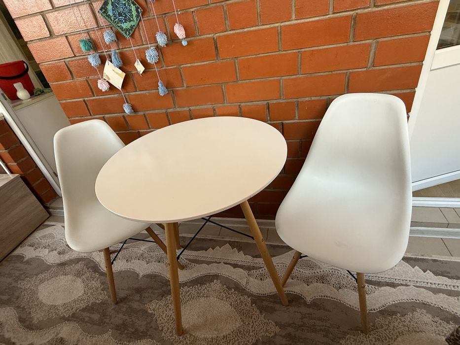 Кухонный стол  и стулья