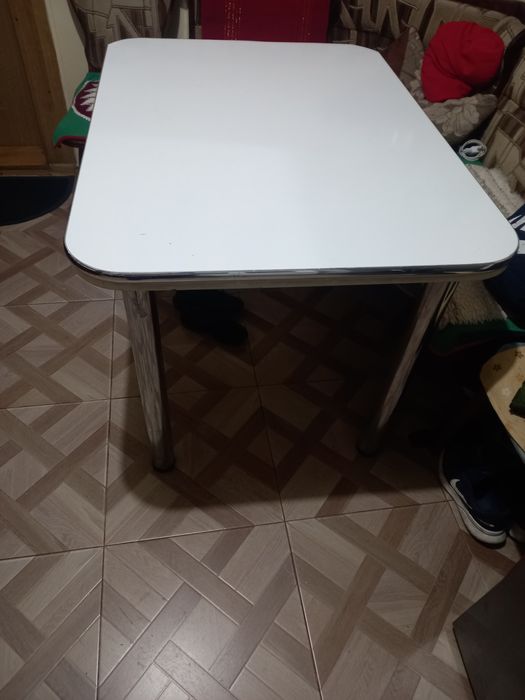 Masă in stare bună din pal rezistent