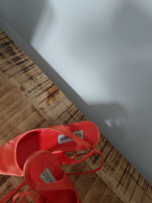 Бели сникърси и оранжеви обувки с ток Steve Madden маратонки Nike