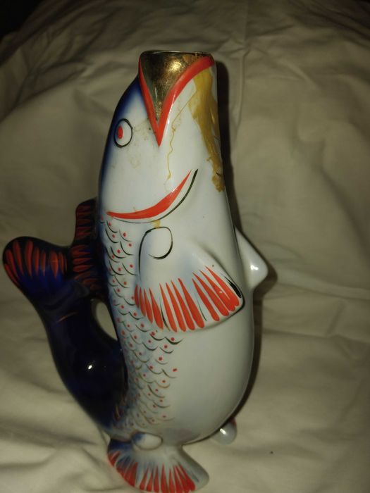 Продавам руска порцеланова бутилка-риба.