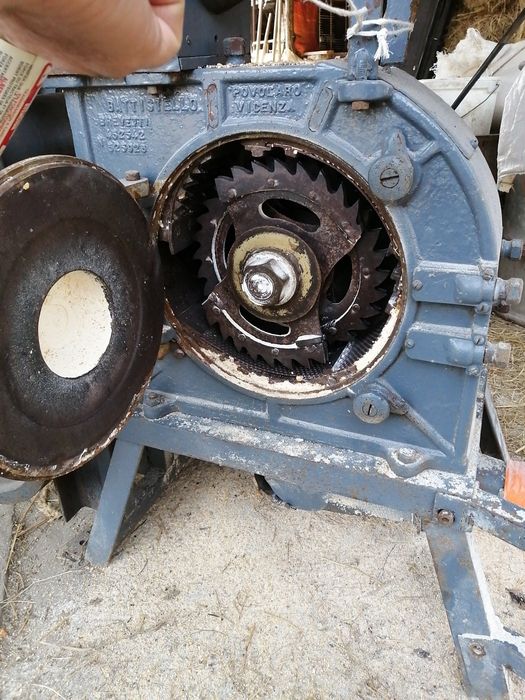 Moara la tractor cu ciocanele