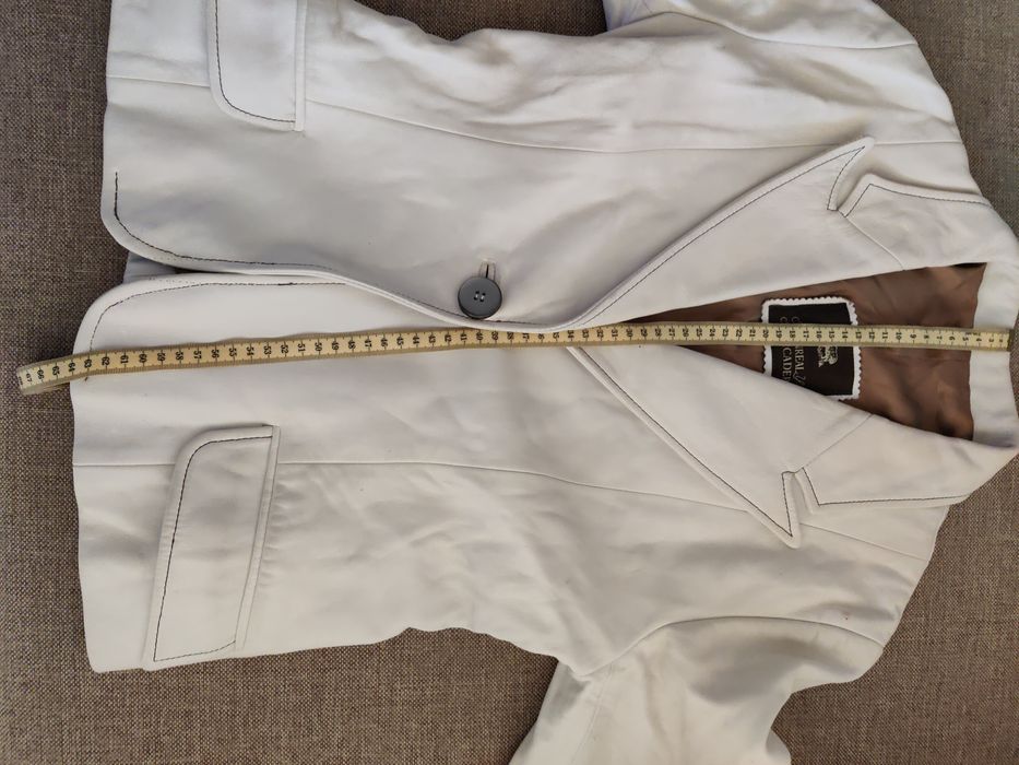 Продавам дамско кожено яке