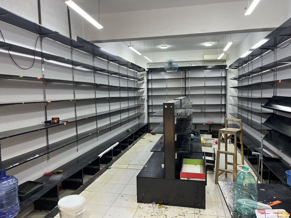 Magazin uchun mebel sotiladi