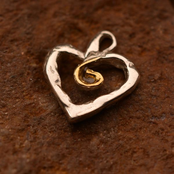 Сребърен медальон 925 „Сърце със златна спирала“ – символ на любов