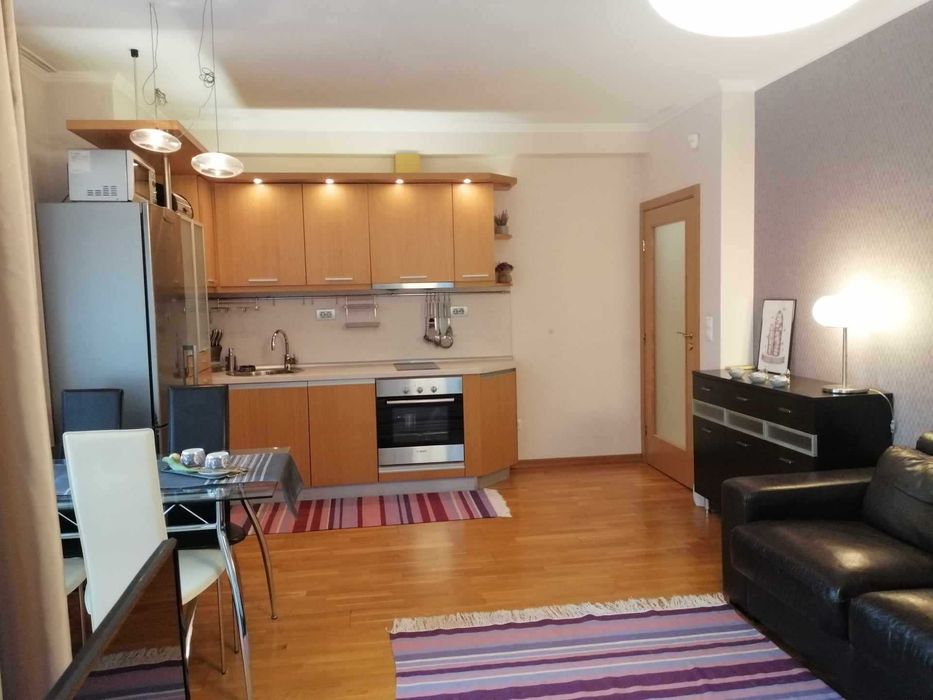 Дава се под наем Тристаен апартамент в София, Изток - 82 кв.м за 900 € - Снимка #2