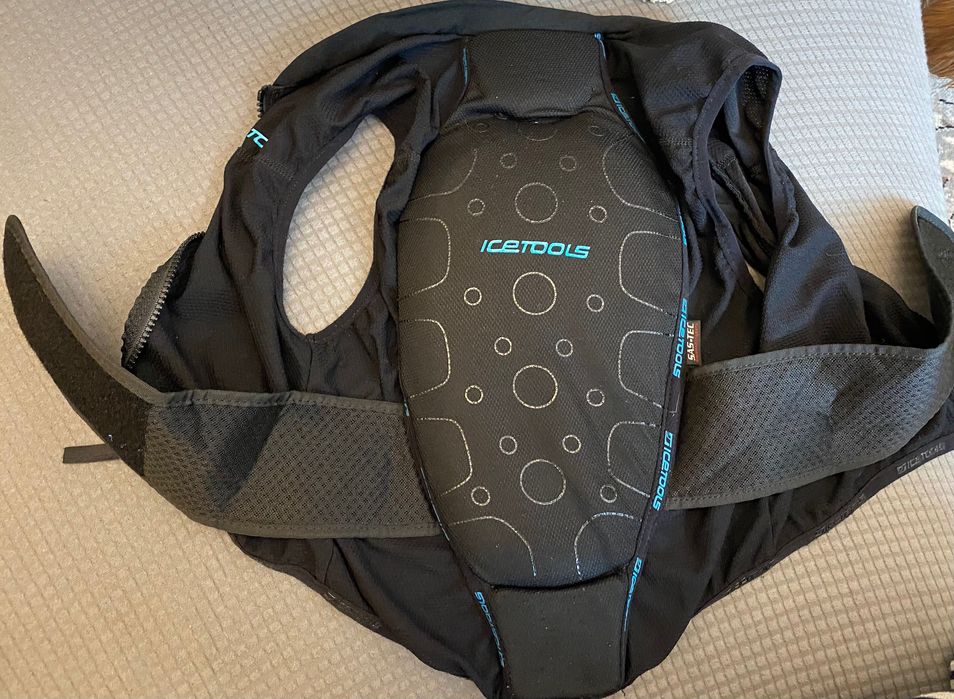 Състезателни ски GS, oбувки FISCHER, протектор за гръб Icetools