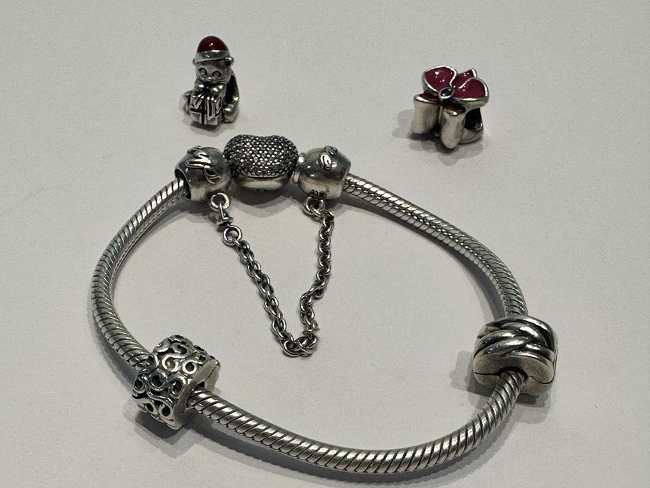 Brățară Pandora originală cu charm-uri – set elegant, stare excelentă