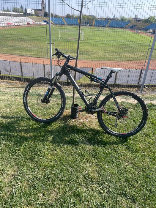 Bicicleta full suspension cube