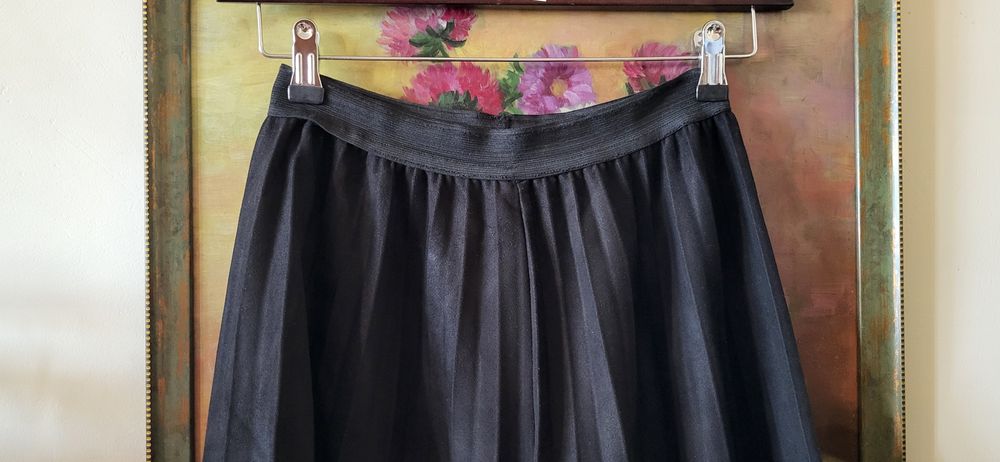 Fusta medie neagra in pliuri, catifelata