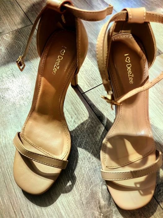 Нови бежови сандали
