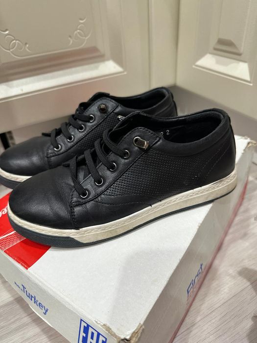 1. Продам школьные ботинки для мальчика и конверсе для девочек