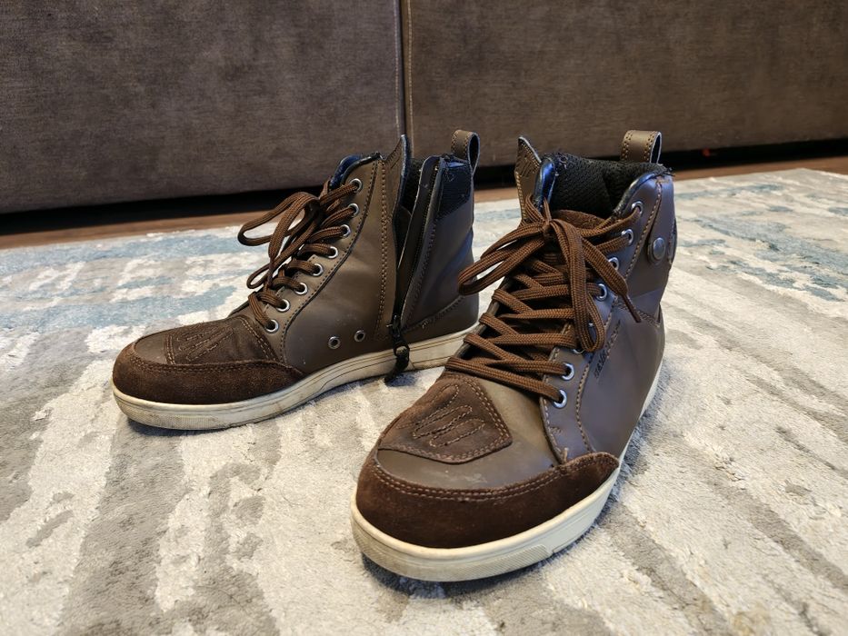 Ghete moto. Seventy urban style