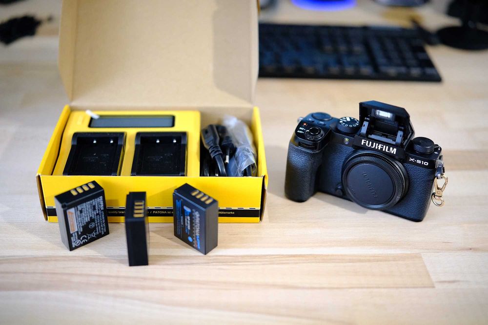 Fujifilm X-S10 + 3 acumulatori de rezerva + incarcator pentru 2