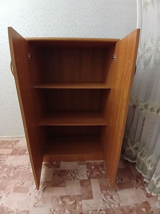 Светлых три шкафа