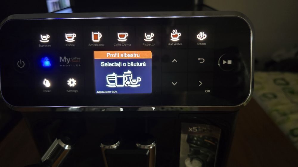 Espressor automat Philips EP4321/50, 5 bauturi, Sistem clasic de spumare a laptelui, Rasnita ceramica, Filtru AquaClean, Negru.