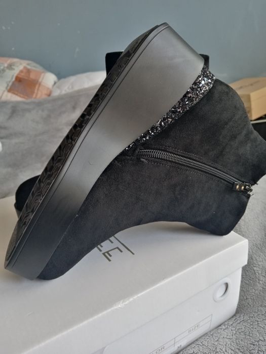 Черни боти продавам