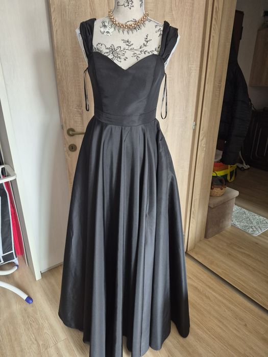 Rochie bal,are buzunare si o despicatura pe picior,este superba!