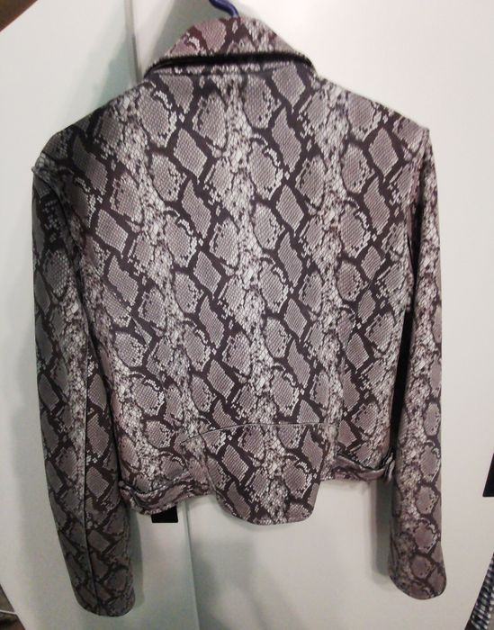 Дамско велурено яке змийски принт