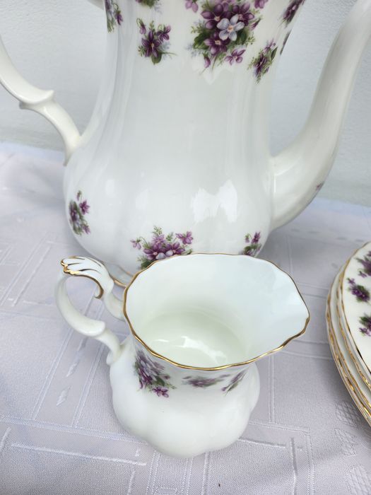Royal Albert Sweet Violets (сладки теменужки)