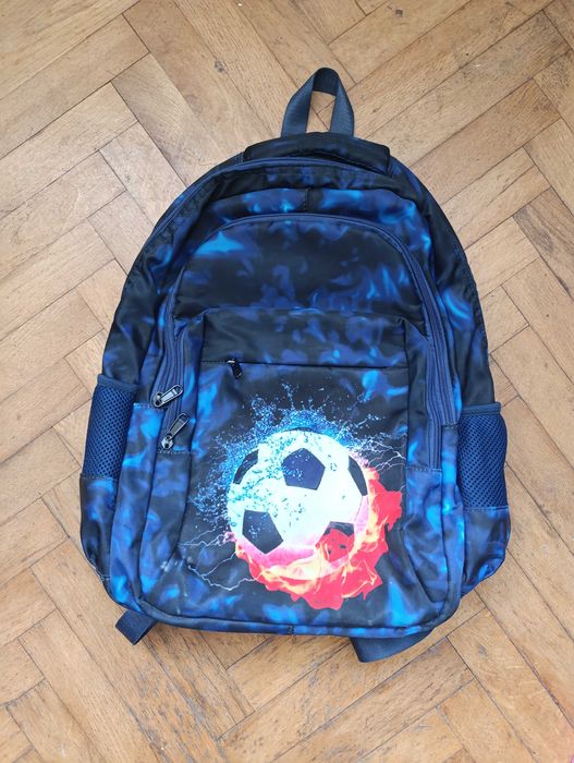 Раница с футболна топка за училище