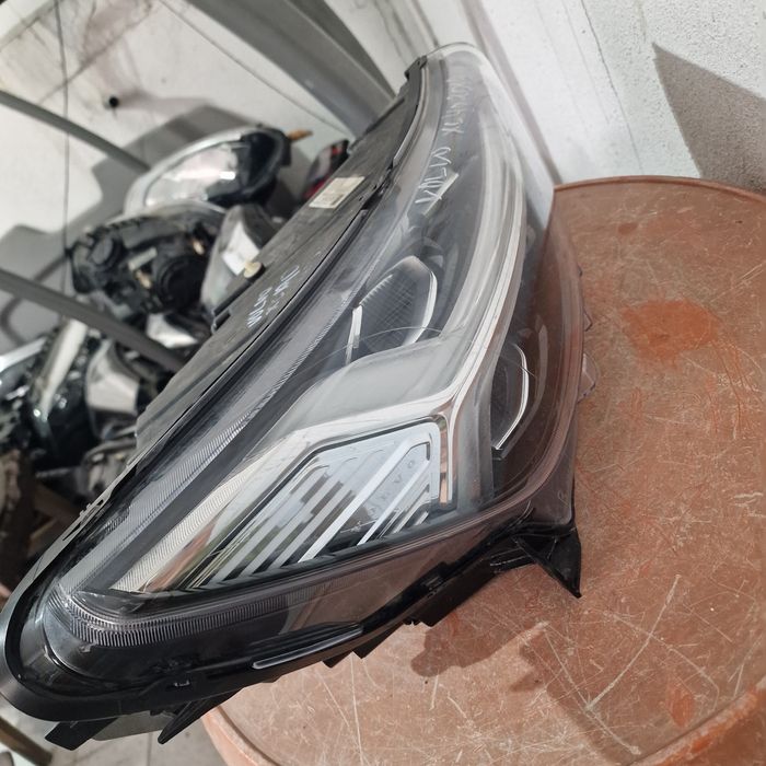 Volvo XC 40  2019 десен фар