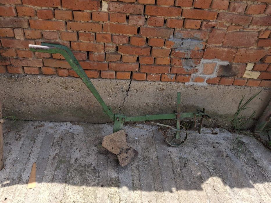 Плуг за оран или декорация