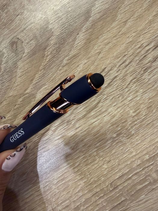 Химикалка Guess нова