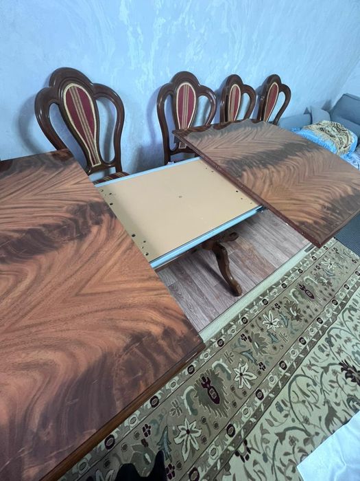 Стол студия в гостиной