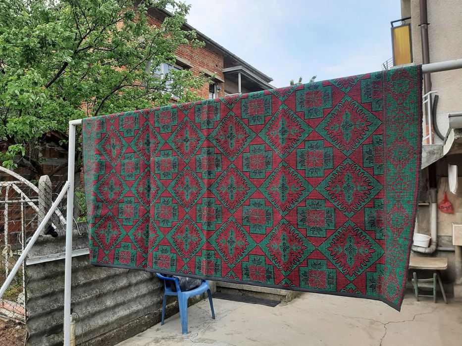 Продавам нови вълнени килими