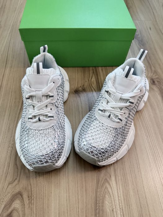 Бели дамски маратонки с висока подметка