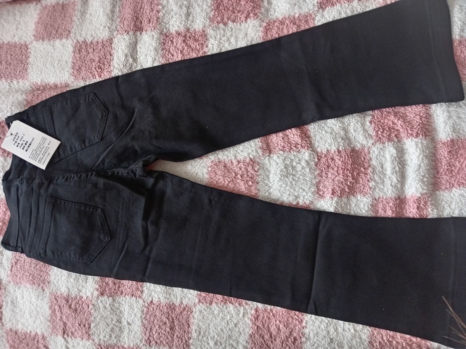 Продам. Новые джинсы клеш.