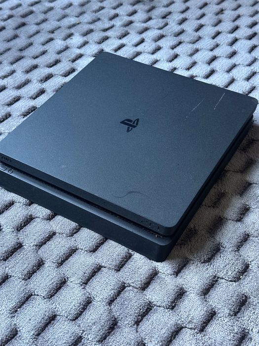 PS4 с два контролера и 3 игри