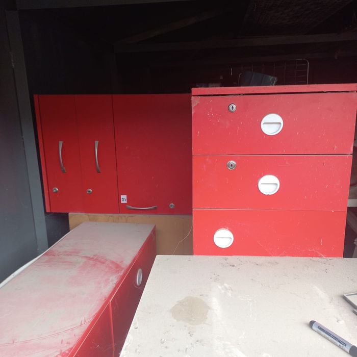 Витрины, столы и стулья