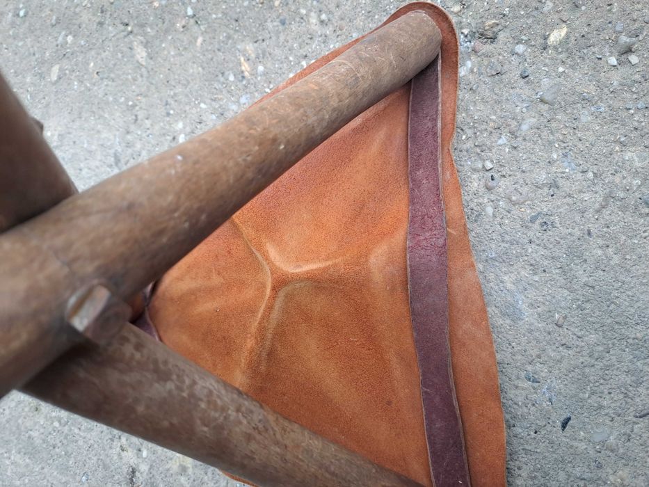 scaun vechi pescar lemn piele