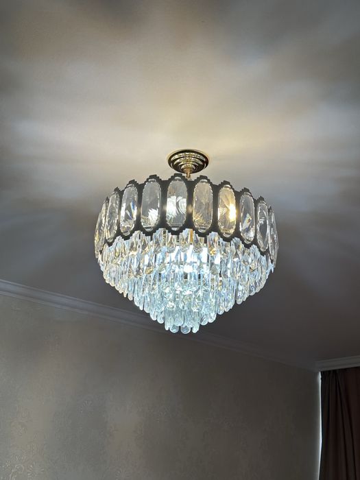 Продам люстру на 20 кв.м