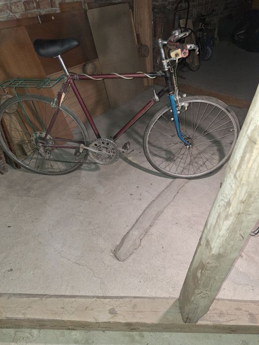 Vând  bicicletă semicursiera ,plus 2 roți  de rezervă.