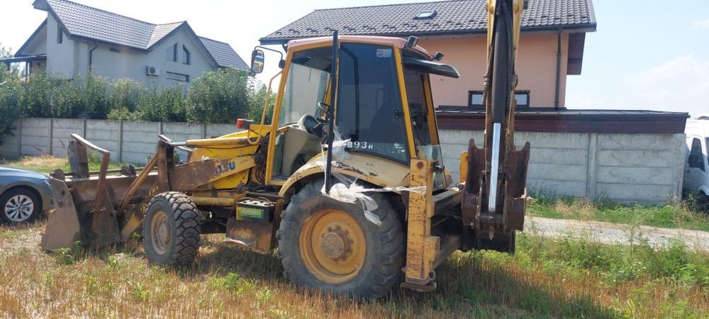 Vând buldoexcavator komatsu