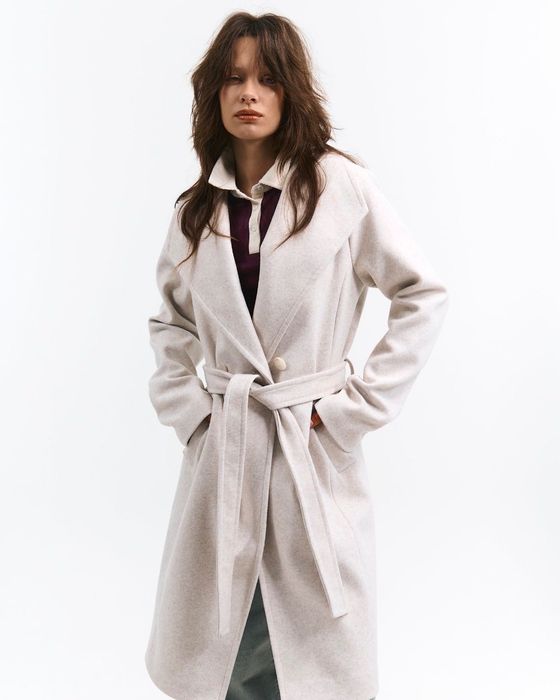 Бежово зимно палто