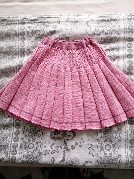 Плетено костюмче за момиче 10 - 11 години. Дължина на полата 40 см.