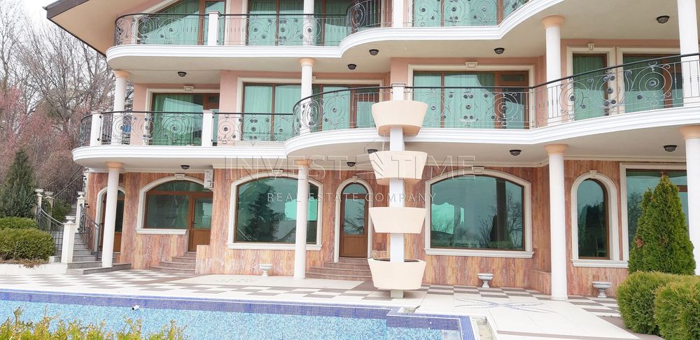 Продава се Хотел в к.к. Св.Св. Константин и Елена - 1500 кв.м за 2334 €/кв.м - Снимка #1