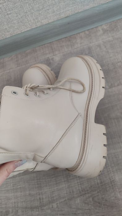 Продаються ботинки