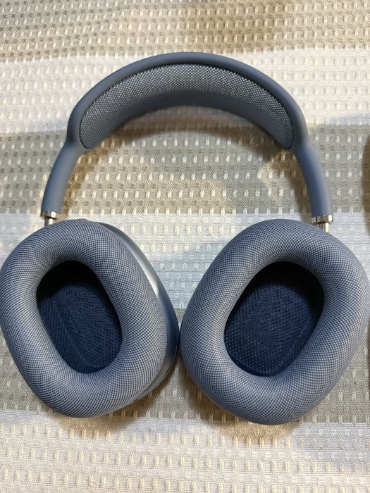 Air Pods Max син цвят