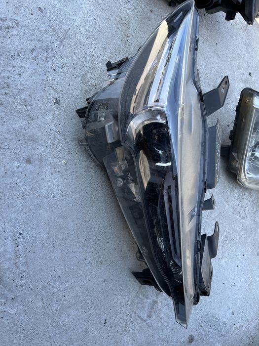 3 броя десен и 1 брой ляв фар Mazda CX-5 2017-