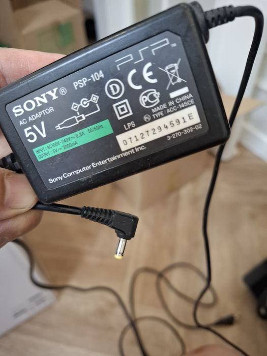 Шнуры разные, адаптеры.