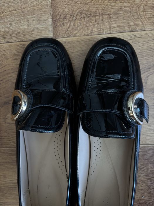 Черные лаковые лоферы Clarks