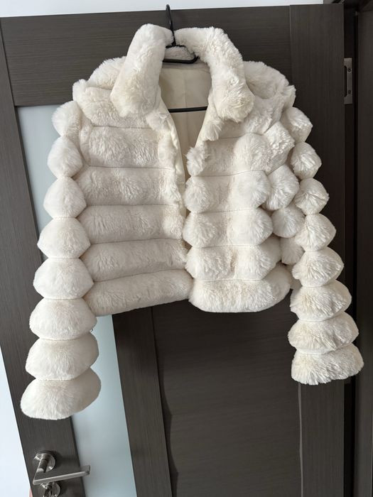 Vand rochie de mireasa si blanita alba