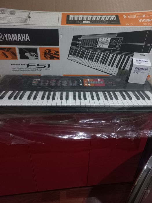 YAMAHA PSR-F51 pianino