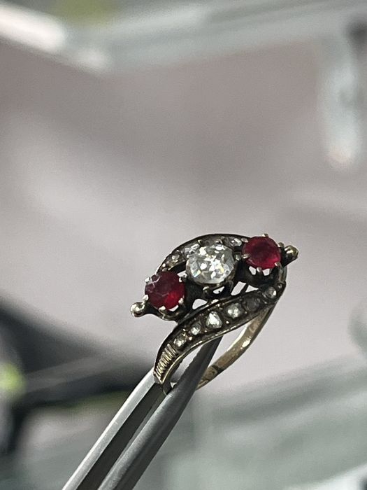 Античен златен пръстен „Трилогия“ с диаманти и рубини (19-ти век)