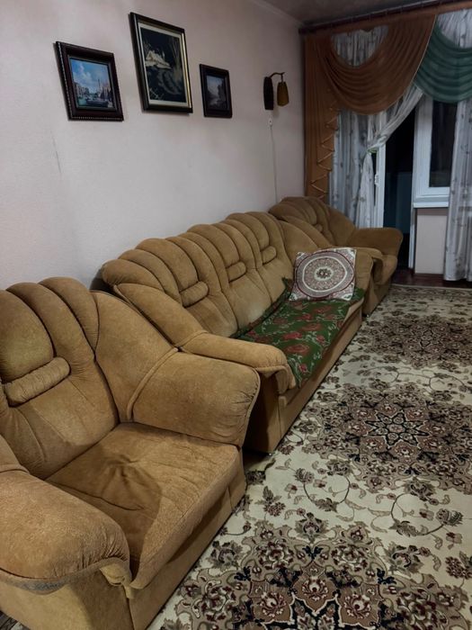 Продам диван с двумя креслами